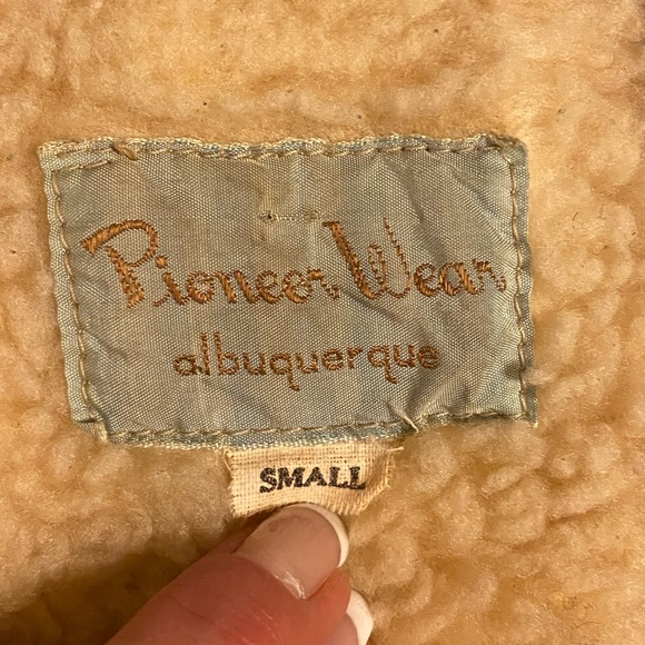 Suede leather and Sherpa vintage vest - Picture 7 of 13